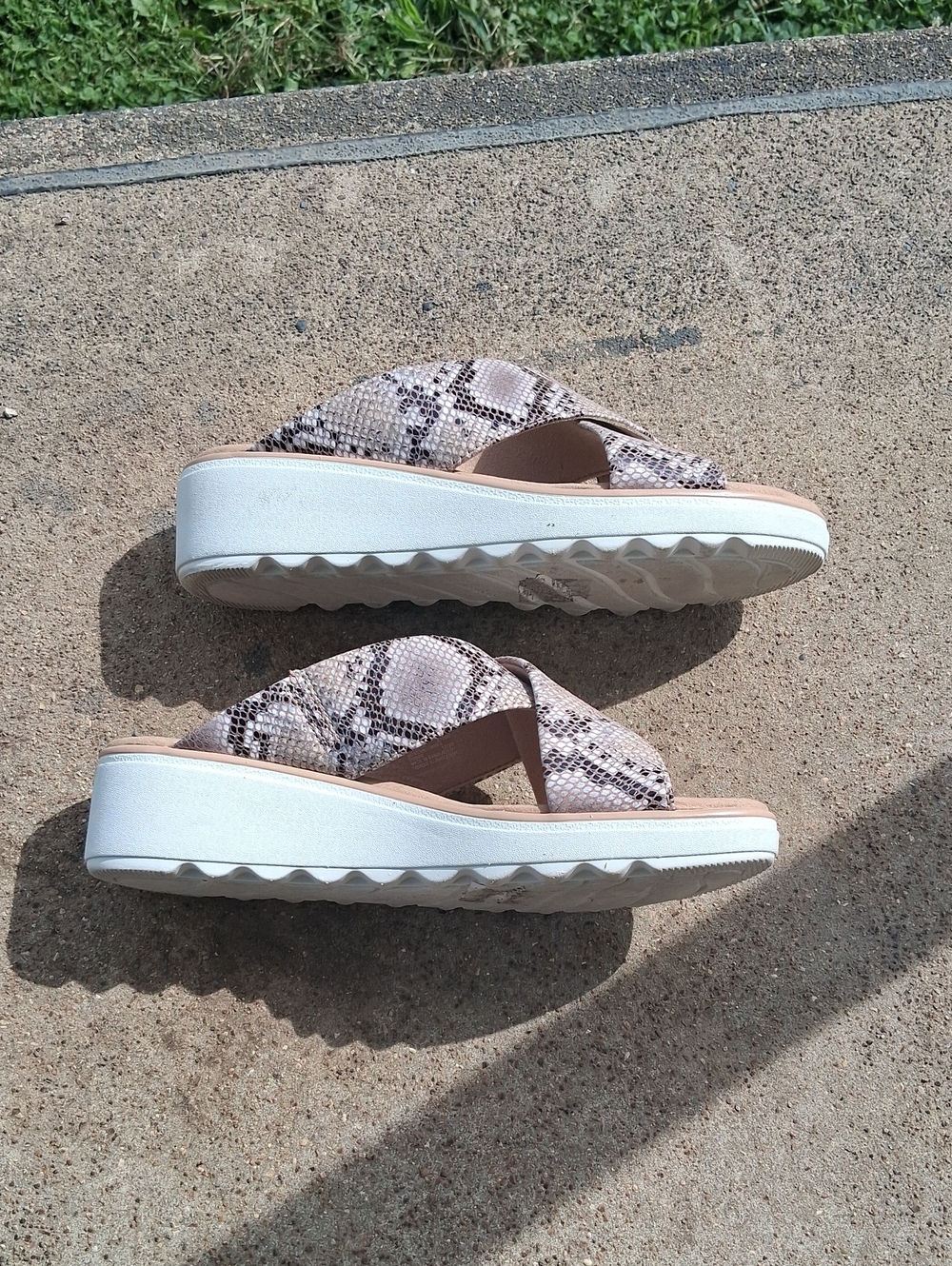 Clarks Ultimate comfort Brown And Beige Snake-Print Crisscross Slide Sandals - Picture 7 of 8
